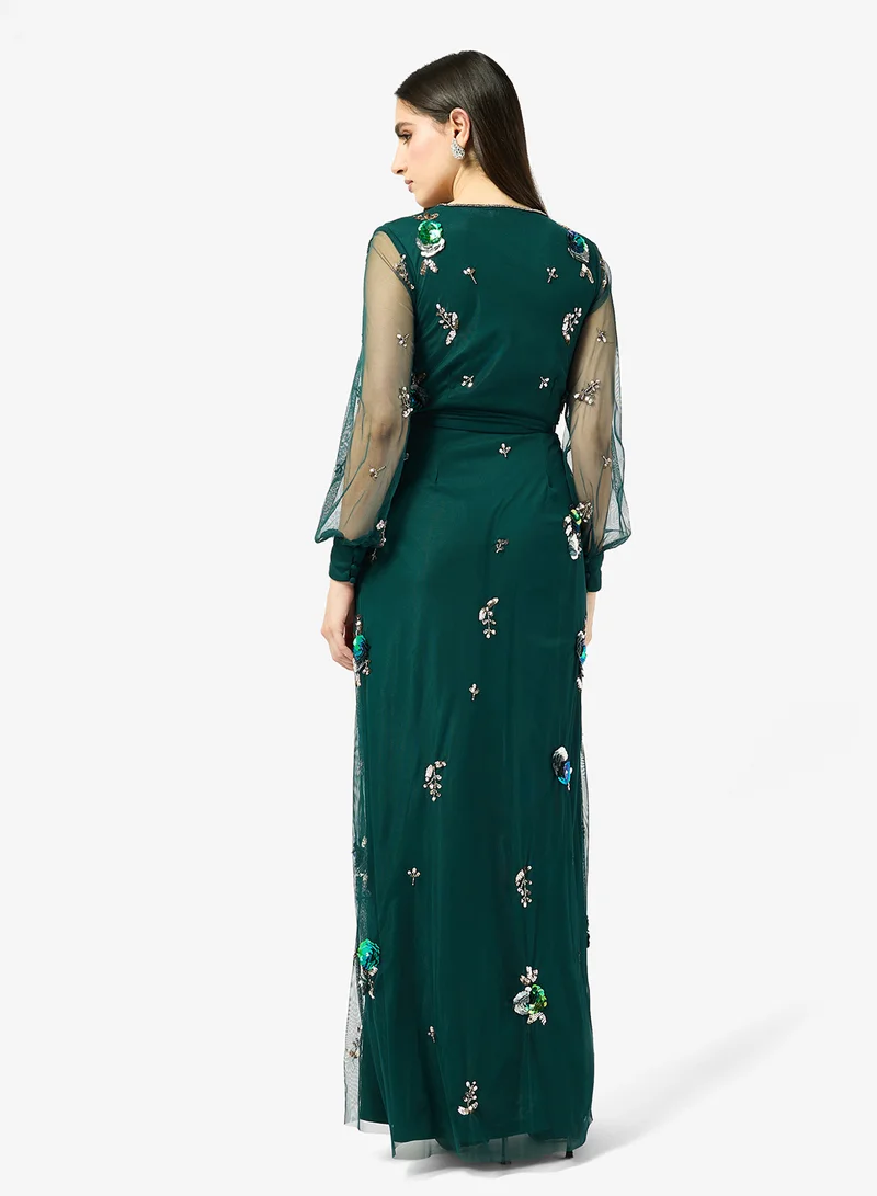 فروك اند فرل فستان ماكسي طويل بأكمام طويلة وفتحة صدر مزينة